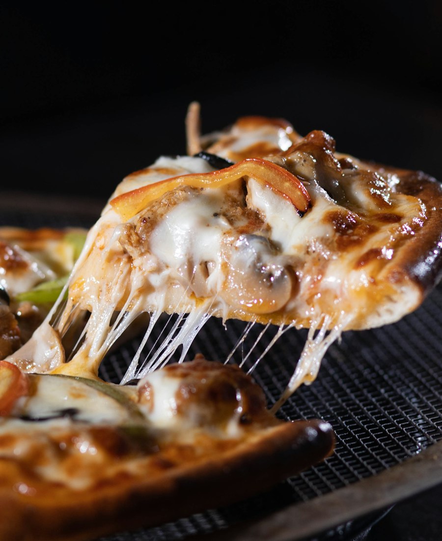 Une part de pizza qui file au sortir du four