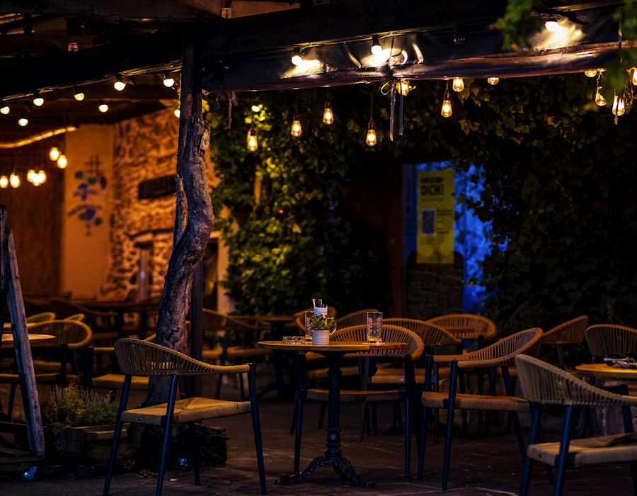 La terrasse éclairée le soir