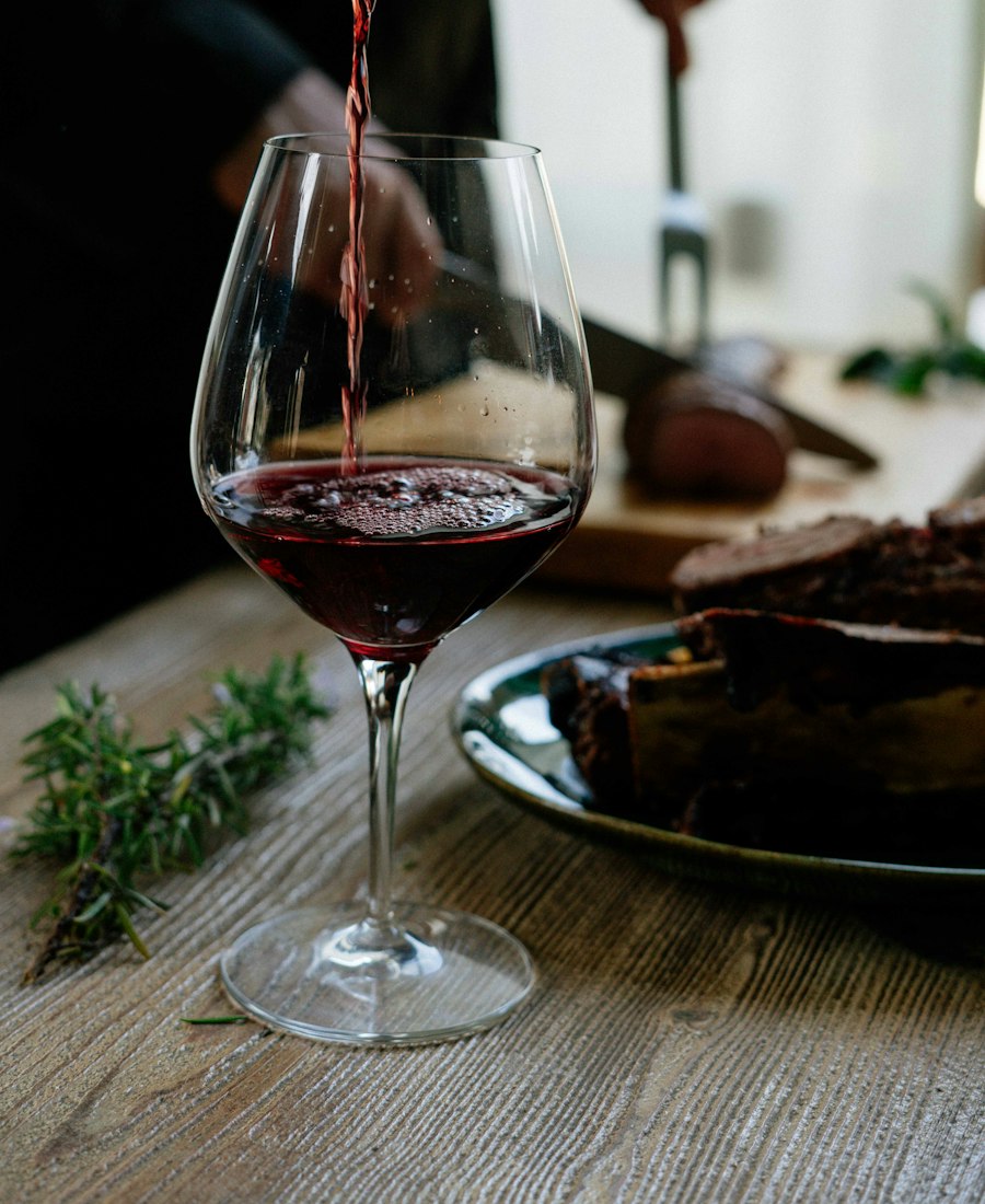 Un verre de vin rouge servi à table