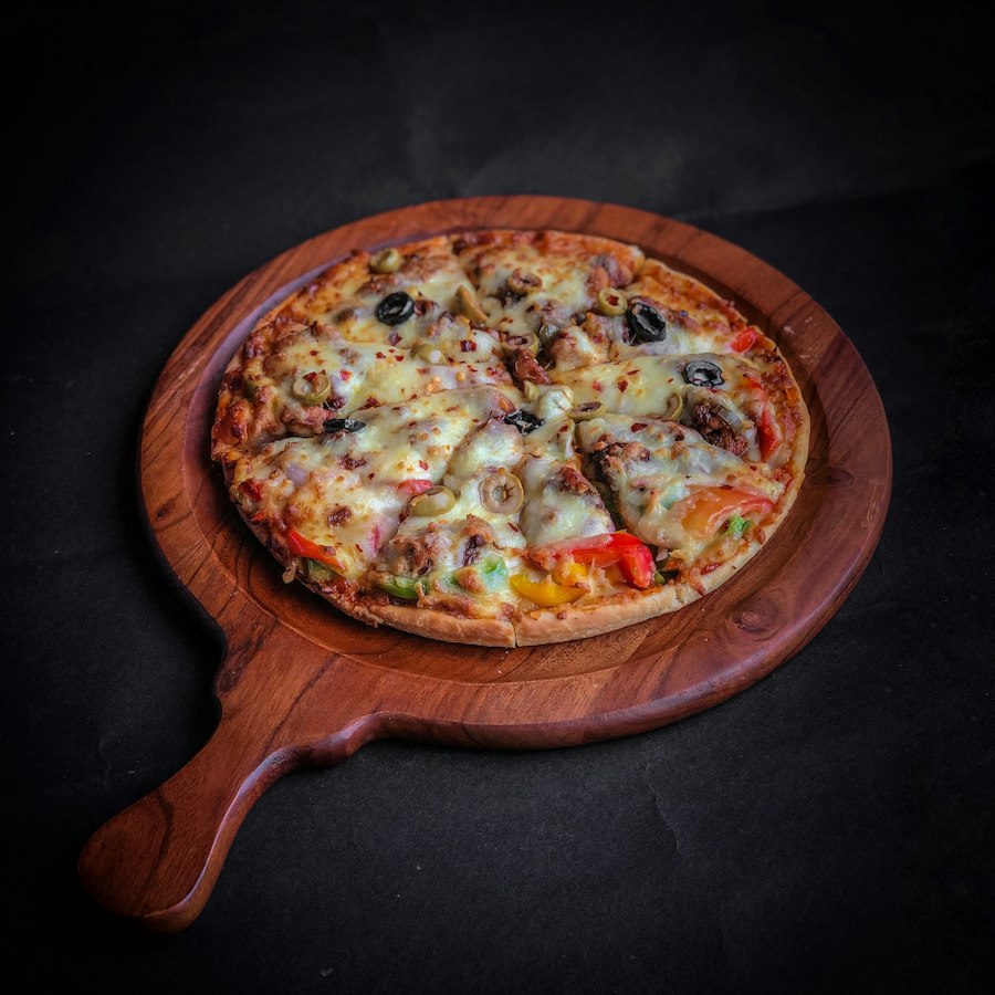 Une pizza servie sur sa planche en bois